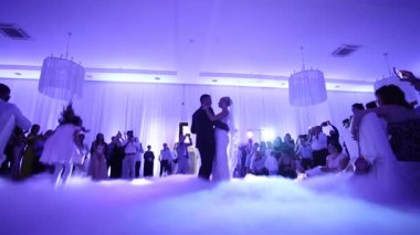 Şık düğün çifti ilk dans. Restoranda yakışıklı damat ve zarif gelin