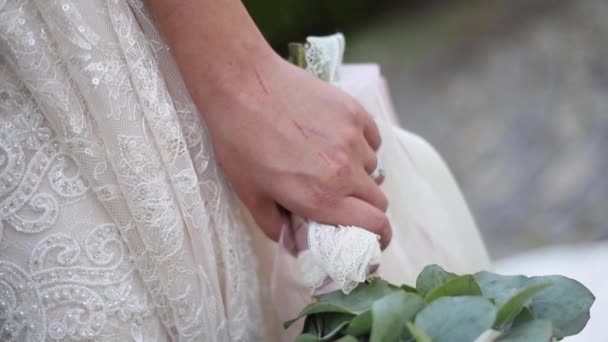 Vértes kezét a vőlegény és a menyasszony. Esküvői elemei. Ruha és ruha — Stock videók