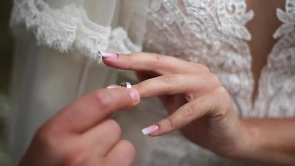 Gros plan des mains marié et mariée portant une bague — Video