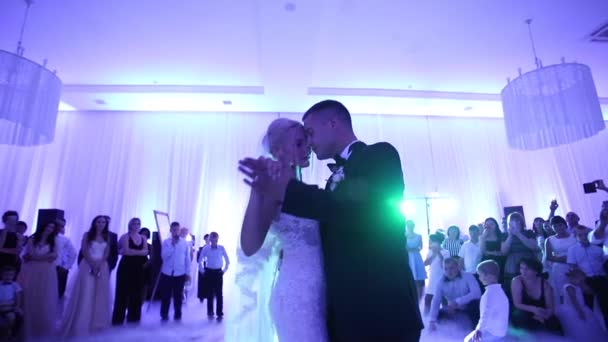Första dansen av snygga Bröllops paret. Handsome brudgummen och elegant brud i restaurangen — Stockvideo