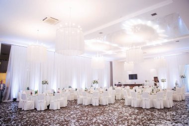 Dekorasyon düğün için Restoran tablolarda. Güzel beyaz dekor içinde