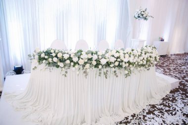 Restoranda düğün masada çiçek dekorasyon