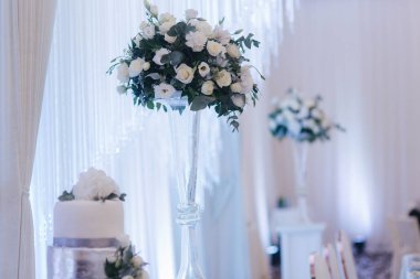 Düğün buketi restoranda masanın üzerine