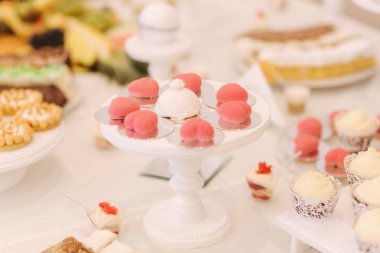 Restoranda düğün çikolata. Tatlı pasta ve tatlılar