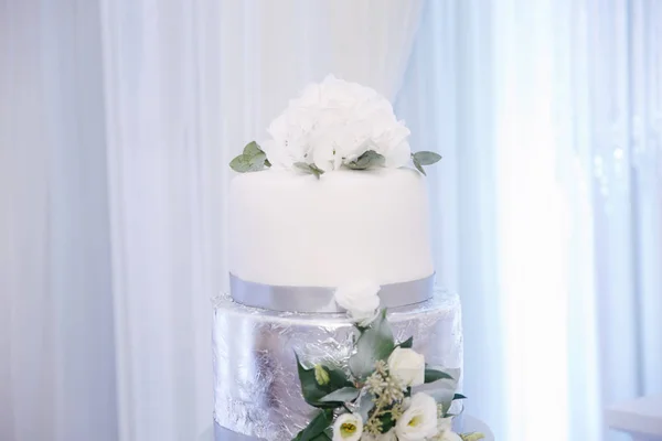 Красивый свадебный торт украшен цветами. Серебряный и белый цвет — стоковое фото