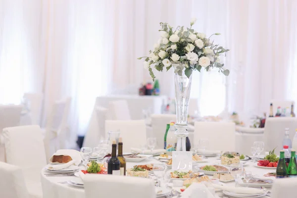 Decorazione floreale sulla tavola nuziale nel ristorante — Foto Stock