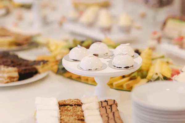 Candy bar en el restaurante en la boda. Pastel dulce y dulces — Foto de Stock