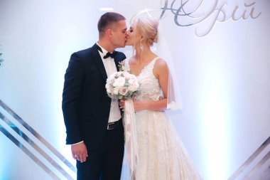 Güzel damat ve gelin restoranda. Yeni evliler