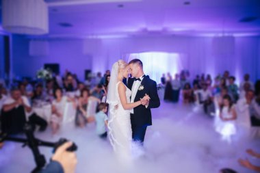 Şık düğün çifti ilk dans. Restoranda yakışıklı damat ve zarif gelin