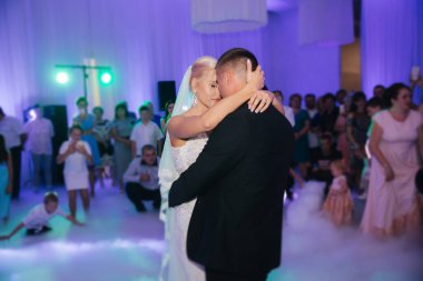 Şık düğün çifti ilk dans. Restoranda yakışıklı damat ve zarif gelin