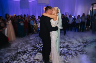 Şık düğün çifti ilk dans. Restoranda yakışıklı damat ve zarif gelin