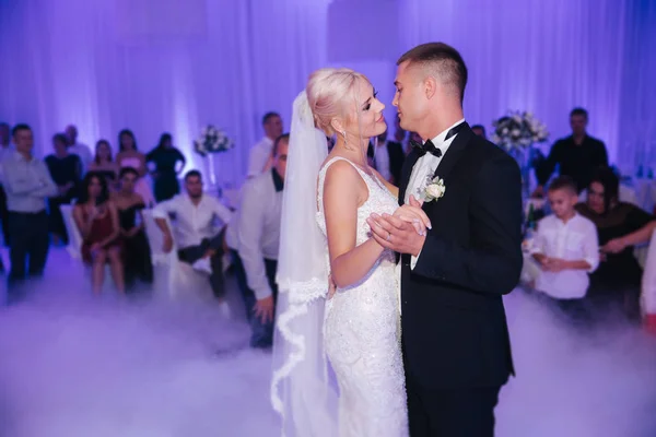 Primeira dança de casal de casamento elegante. Bonito noivo e noiva elegante no restaurante — Fotografia de Stock