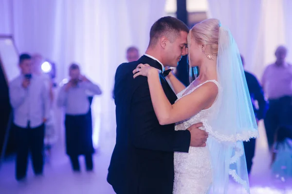 Primer baile de pareja de boda con estilo. novio guapo y novia elegante en el restaurante — Foto de Stock