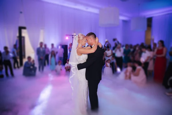 Primeira dança de casal de casamento elegante. Bonito noivo e noiva elegante no restaurante — Fotografia de Stock