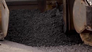 Sıcak katran taşlarla karıştırılmış asfalt. En iyi inşaat malzemeleri. bitumen
