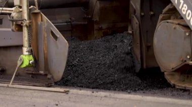 Sıcak katran taşlarla karıştırılmış asfalt. En iyi inşaat malzemeleri. bitumen