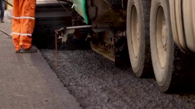 Sıcak katran taşlarla karıştırılmış asfalt. En iyi inşaat malzemeleri. bitumen