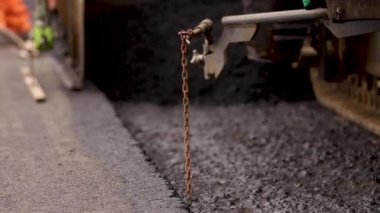Sıcak katran taşlarla karıştırılmış asfalt. En iyi inşaat malzemeleri. bitumen