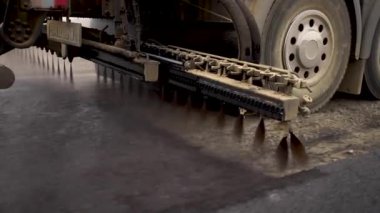 Makine spreyler bitüm yeni yola. Asfalt