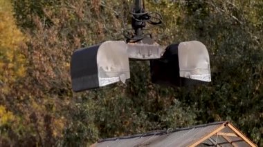 Maşa vinç üzerinde inşaat malzemeleri taşırlar. Gevşek maddeler. Orman arka plan