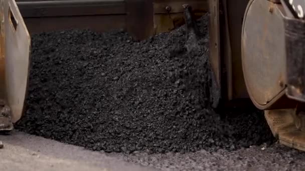 Varm tjære blandet asfalt med sten. Bedste byggematerialer. bitumen – Stock-video