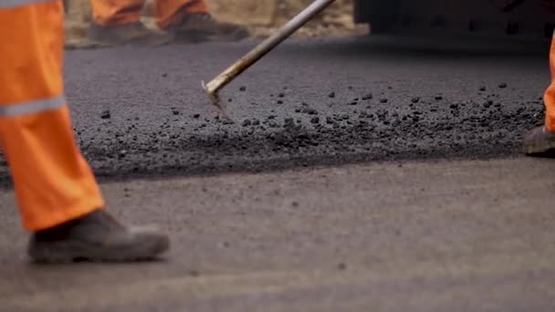 Trimmen nieuwe rad. asfalt op de weg. Bitumen — Stockvideo