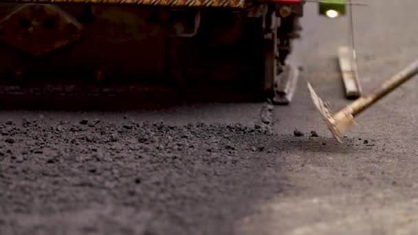 Neues Rad trimmen. Asphalt auf der Straße. Bitumen — Stockvideo