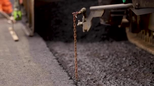 Goudron chaud mélangé d'asphalte avec des pierres. Les meilleurs matériaux de construction. bitume — Video