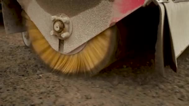 Maschinenbürste reinigt die Straße und bereitet sich auf das Sprühen des Bitumens vor — Stockvideo