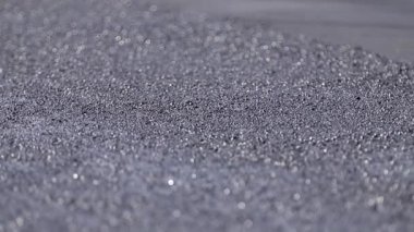 Yeni bir yolda asfalt. Sıcak siyah taze asfalt. bitüm