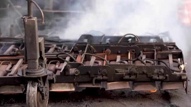 Heiße Recyclingmaschinen laufen auf der Straße — Stockvideo