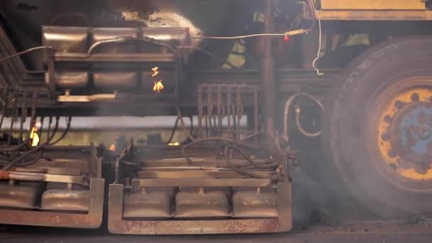Гарячі машини для переробки, що працюють на дорозі — стокове відео