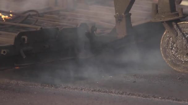 Primer plano de las máquinas de reciclaje en caliente que funcionan en la carretera — Vídeo de stock