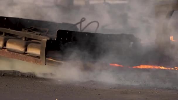 Крупный план горячей переработки машин, работающих на дороге — стоковое видео