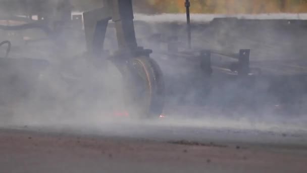 Máquinas de reciclagem a quente a circular na estrada. Fumaça em torno de máquinas — Vídeo de Stock