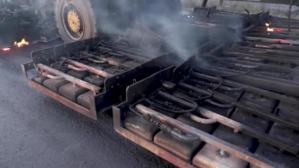 Hot ανακύκλωσης μηχανές που τρέχουν στο δρόμο. Καπνίζουν γύρω από τις μηχανές — Αρχείο Βίντεο