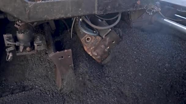 Camion télécharge de l'asphalte chaud frais sur la route — Video