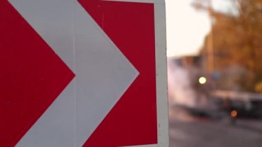 Kırmızı yol işaret. Geri dönüşüm Makinası arka planda