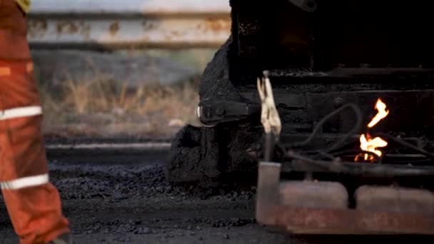 Heiße Recyclingmaschinen auf der Straße. Arbeit mit Feuerlöschmaschine — Stockvideo