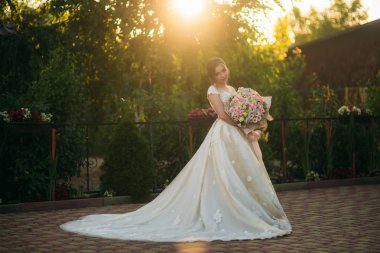 Uzun gelinlik içinde zarif gelin