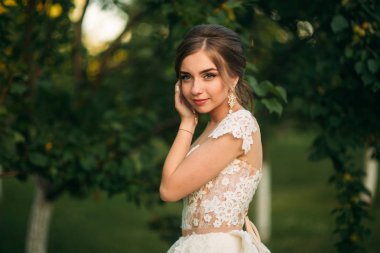 Güzel makyaj ve saç fotoğrafçısına poz ile büyüleyici gelin