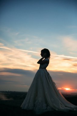 Gelinlik kız silüeti. Yaz günbatımı