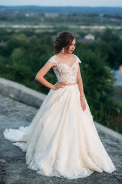 Güzel gelin uzun gelinlik dışında. Güzel gözlü genç bayan