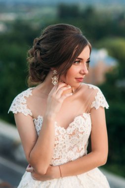 Güzel gelin uzun gelinlik dışında. Güzel gözlü genç bayan