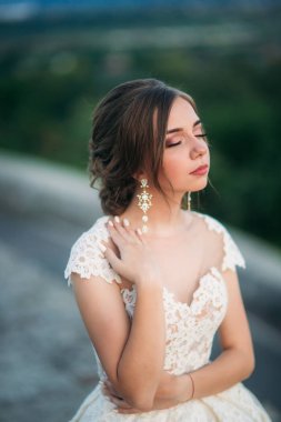 Beyaz elbiseli şık Bayan. Genç Abiye modeli