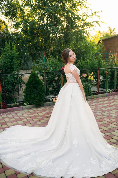 外が長いウェディング ドレスでエレガントな花嫁 — ストック写真