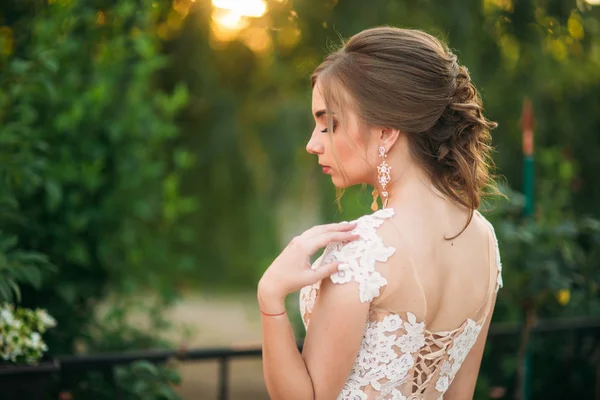 Retrato de noiva jovem em vestido de noiva. Noiva feliz no parque — Fotografia de Stock