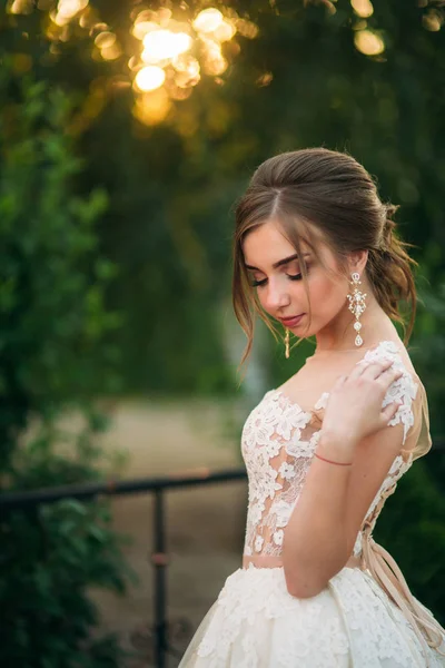 Портрет молодої нареченої у весільній сукні. Щаслива наречена в парку — стокове фото