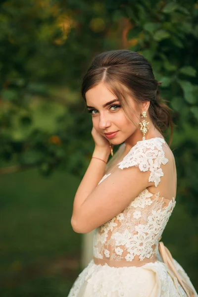 Retrato de novia joven en vestido de novia. Novia feliz en el parque —  Fotos de Stock