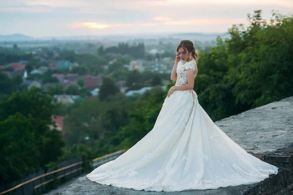 Bela noiva em vestido de noiva longo fora. Jovem com belos olhos — Fotografia de Stock